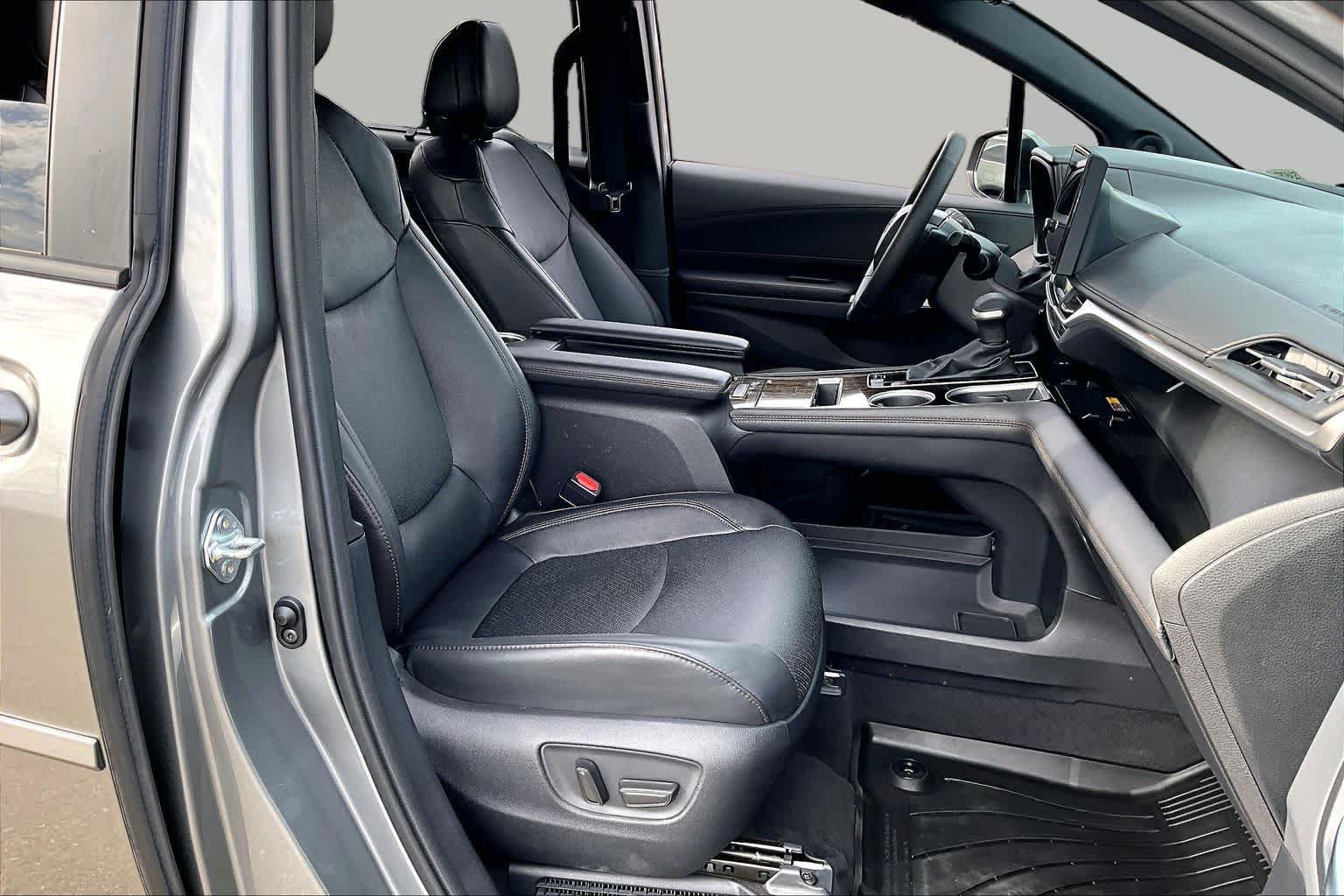 Used 2026 Toyota Sienna Platinum AWD/4WD image 8