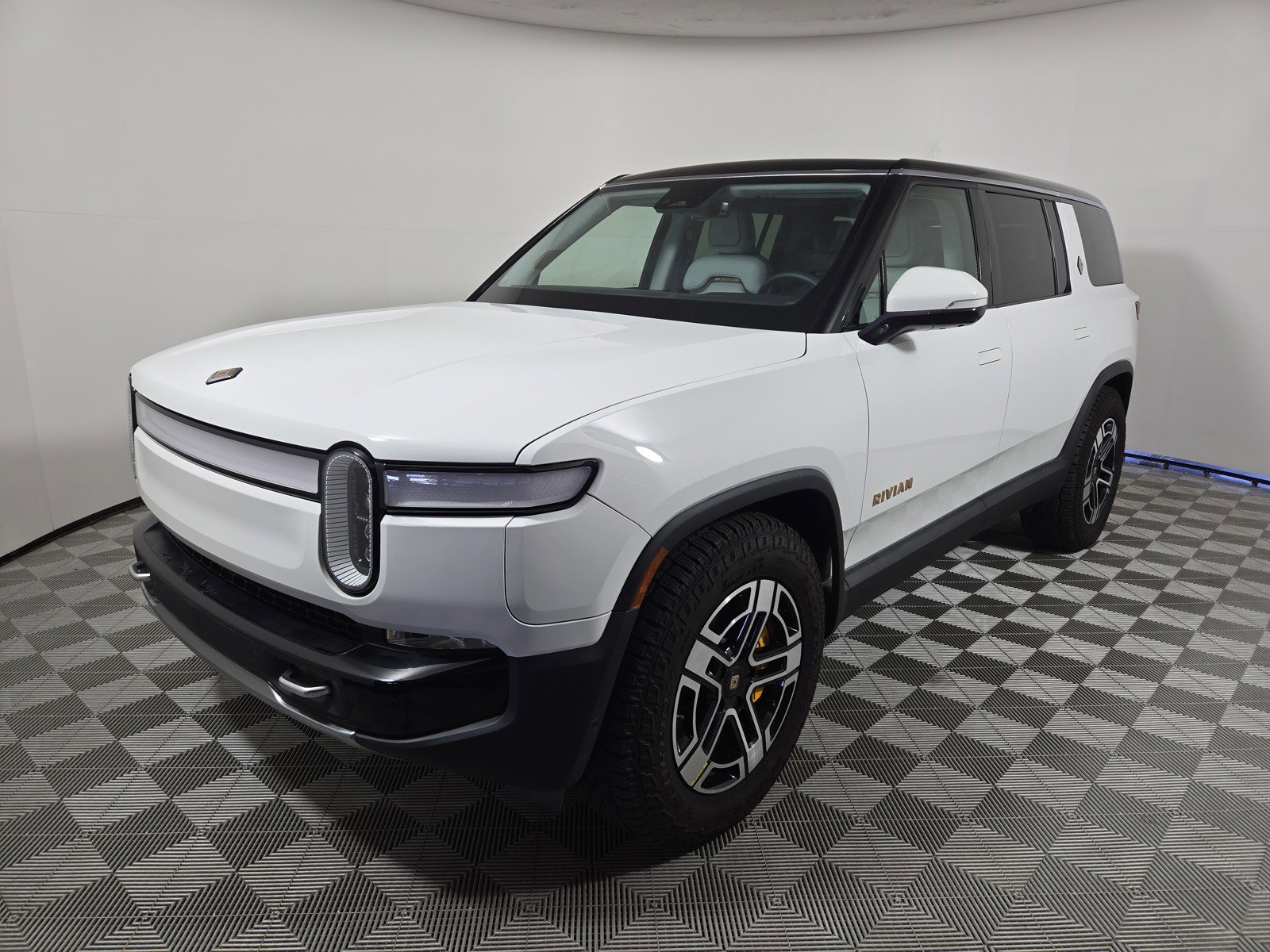 Used 2023 Rivian R1S Launch Edition AWD/4WD image 1
