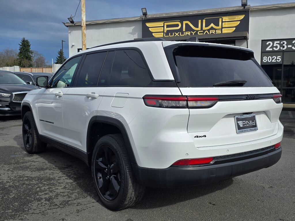 Used 2023 Jeep Grand Cherokee Altitude image 9