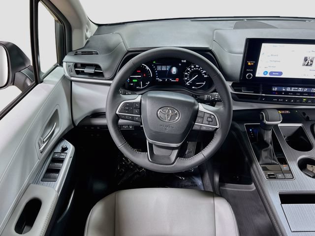 Used 2026 Toyota Sienna XLE FWD image 23