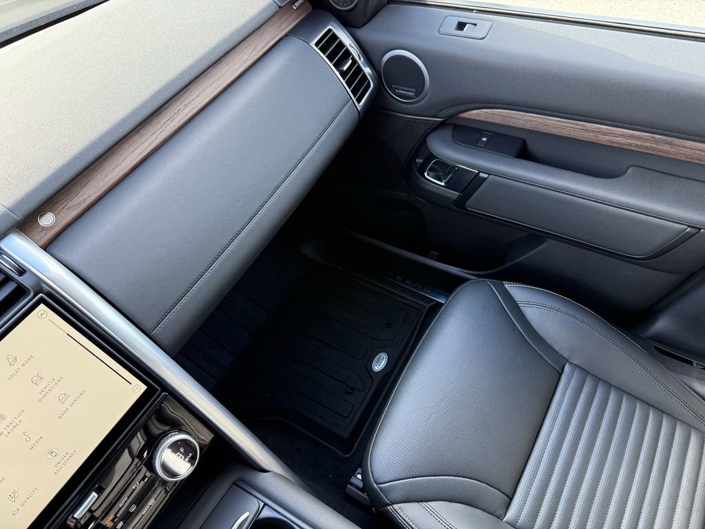 Used 2024 Land Rover Discovery S image 32