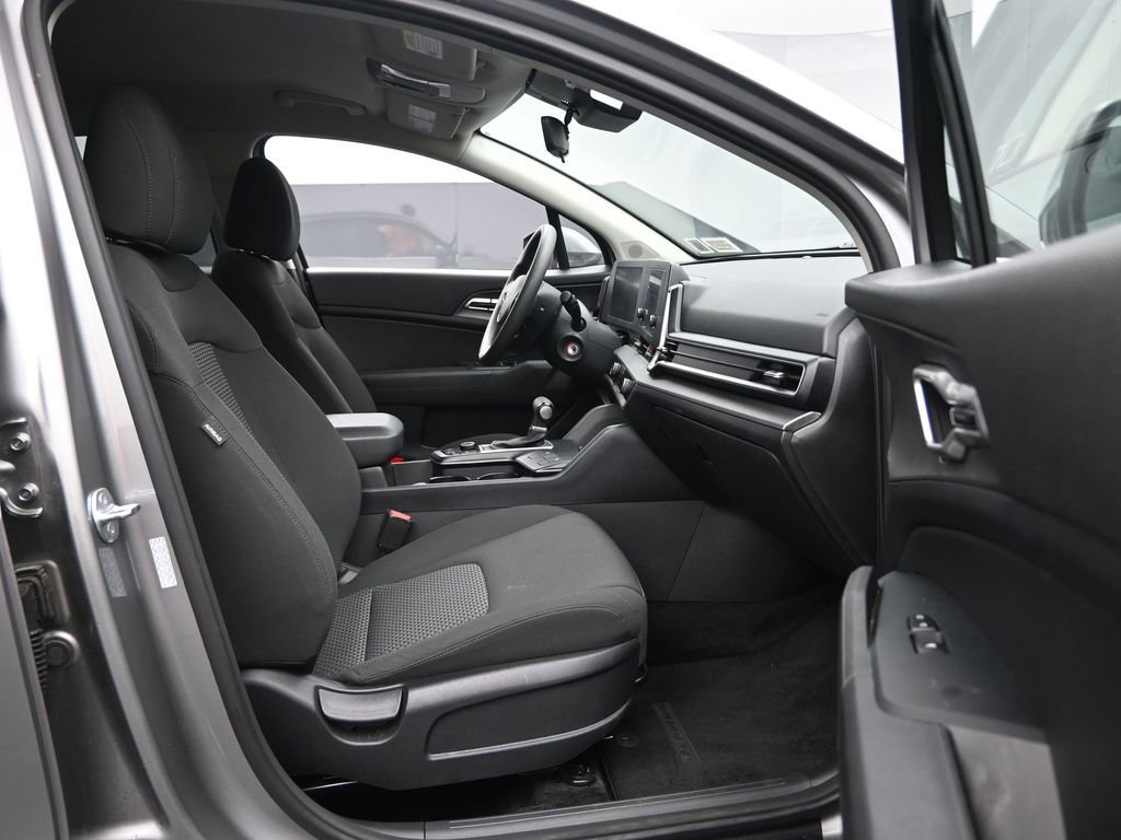 Used 2025 Kia Sportage LX image 31