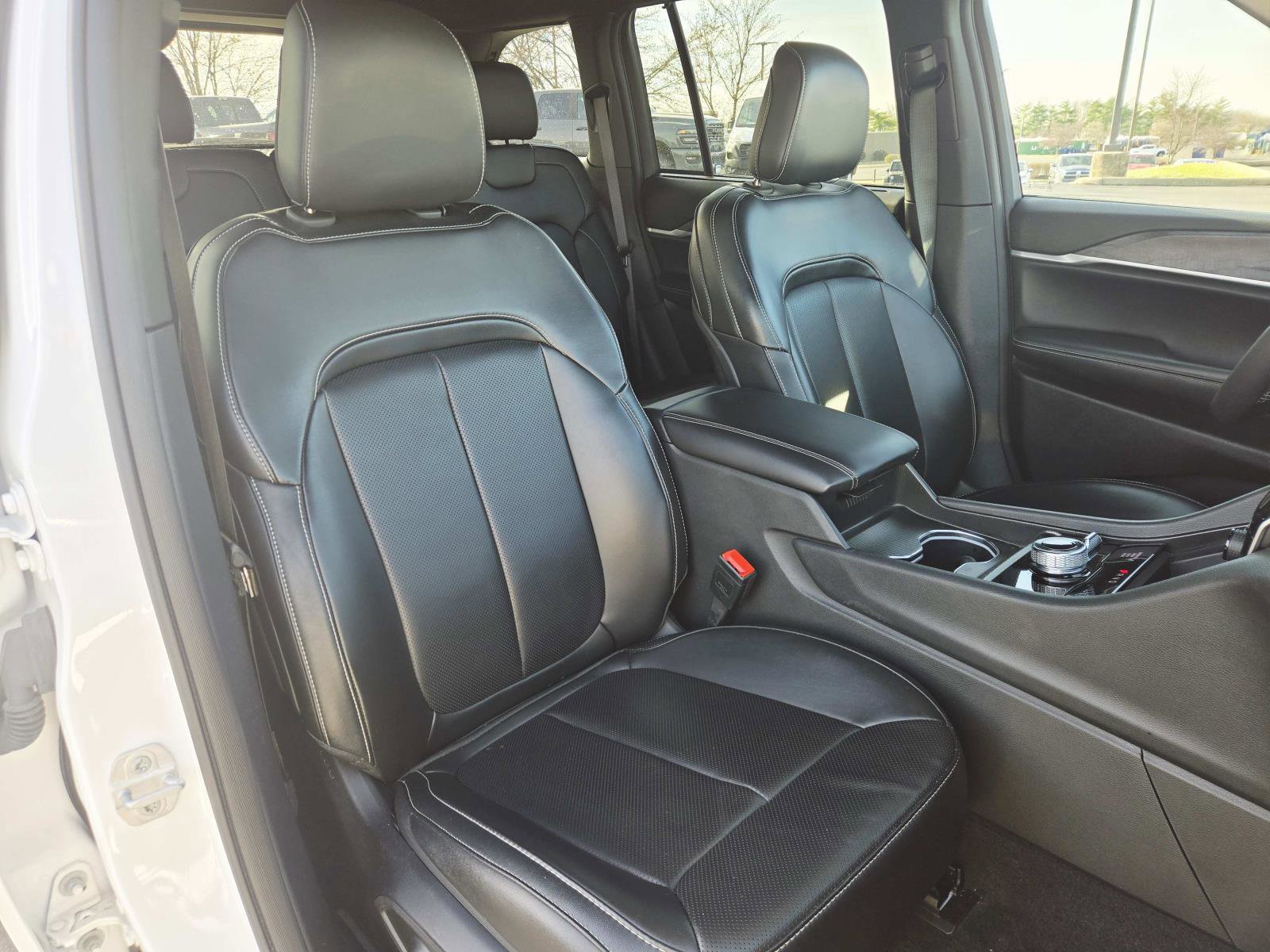 Used 2024 Jeep Grand Cherokee Limited w/ Luxury Tech Group II image 17