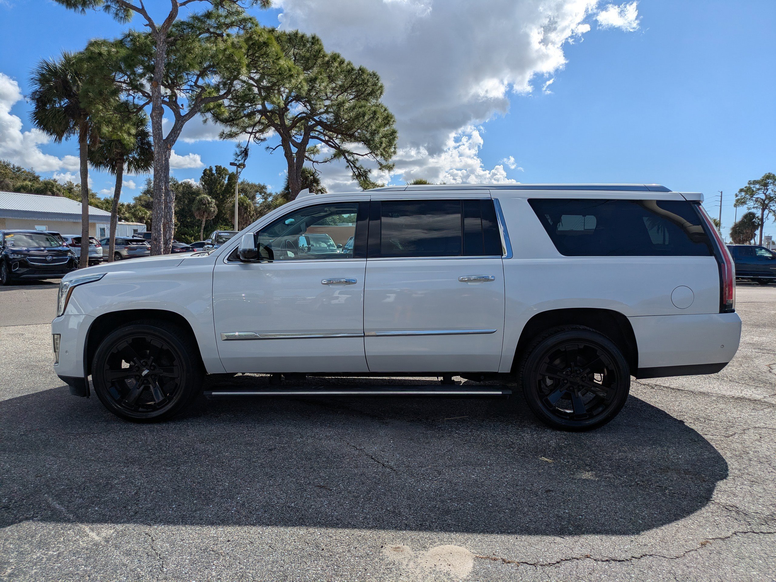 Used 2020 Cadillac Escalade ESV Premium Luxury AWD/4WD image 7