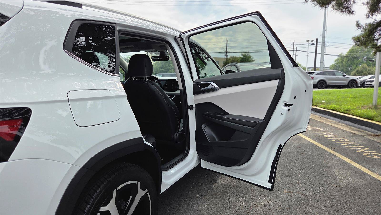 New 2026 Volkswagen Taos SEL AWD/4WD image 32