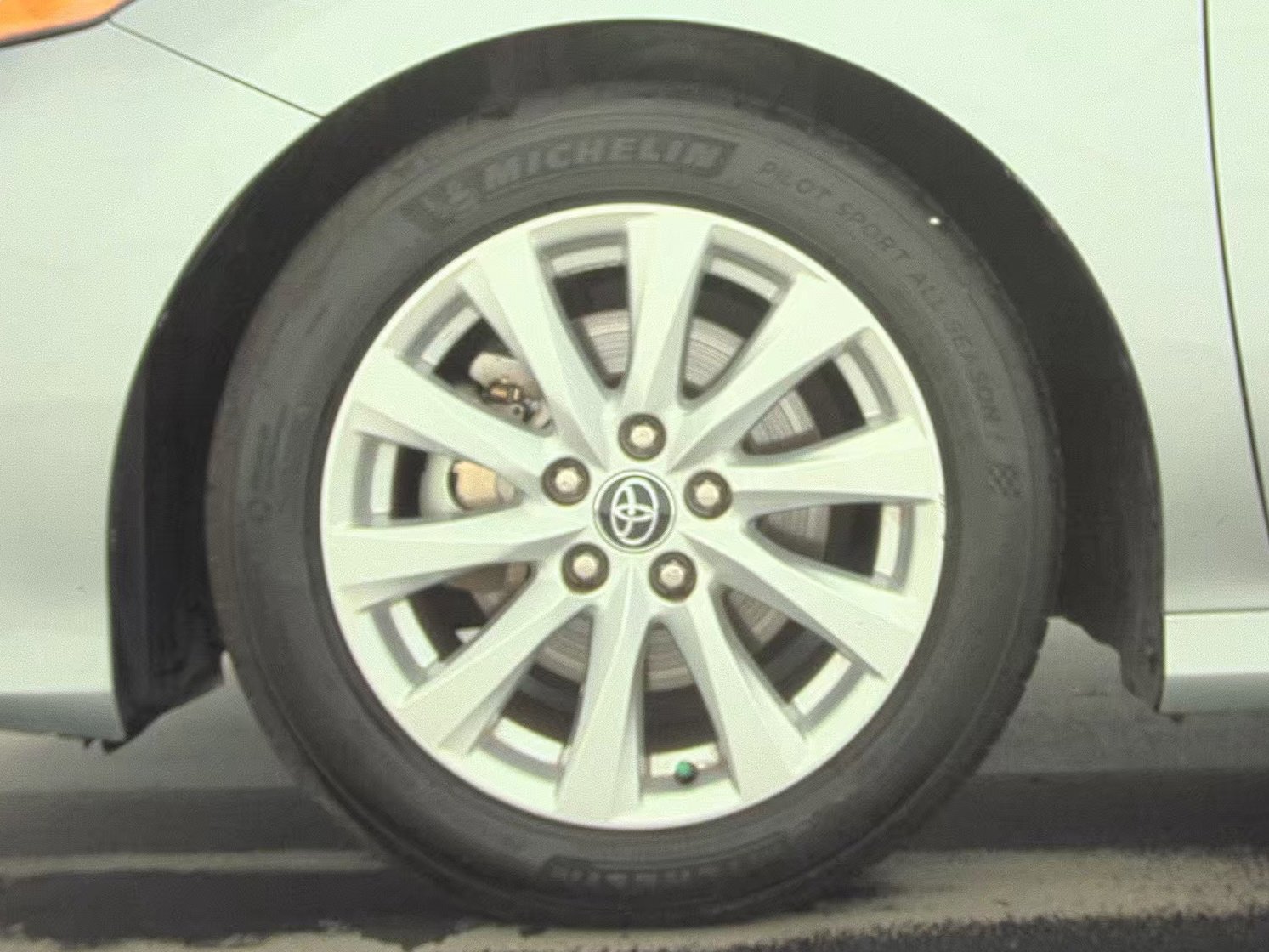 Used 2020 Toyota Camry LE image 10