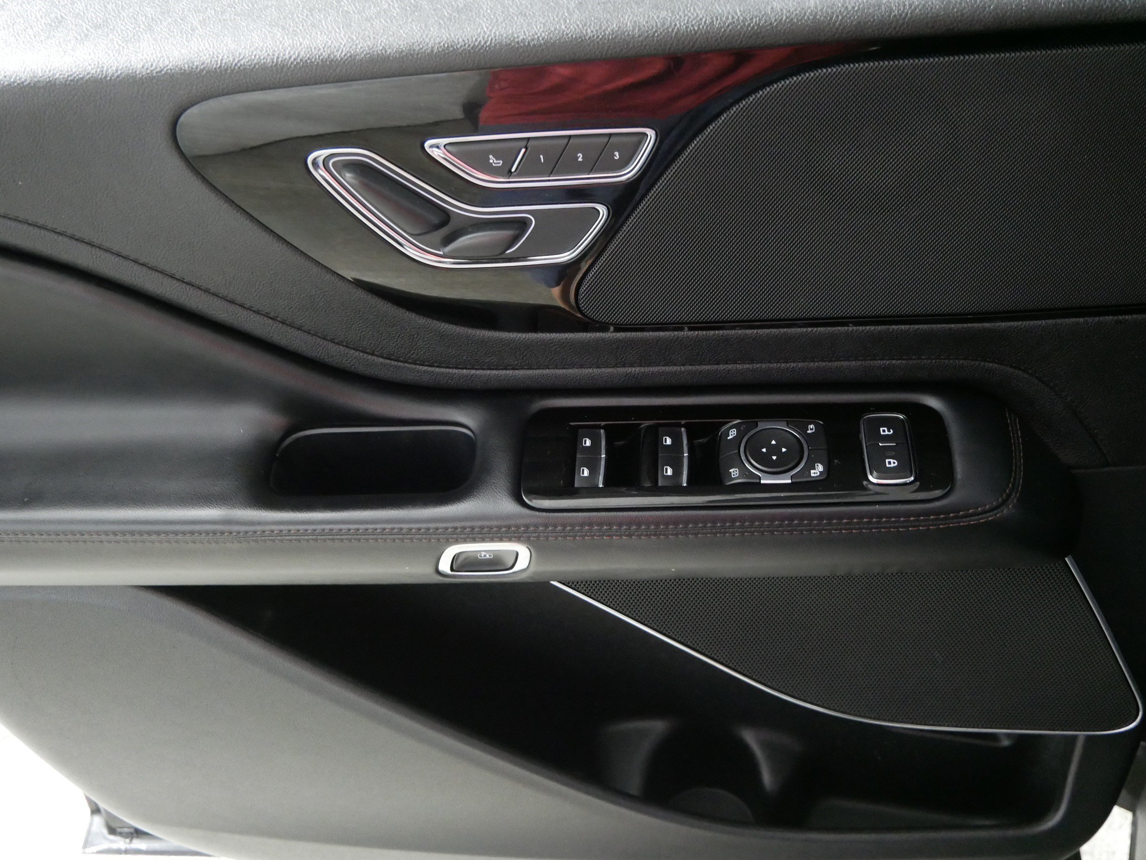 Used 2023 Lincoln Aviator AWD image 19