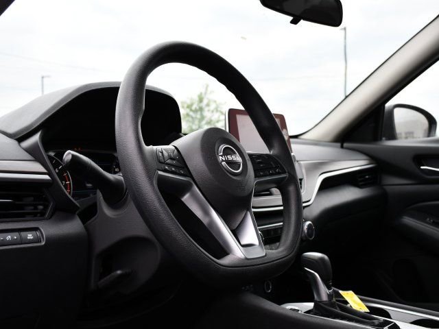 Used 2024 Nissan Altima 2.5 SV FWD image 11