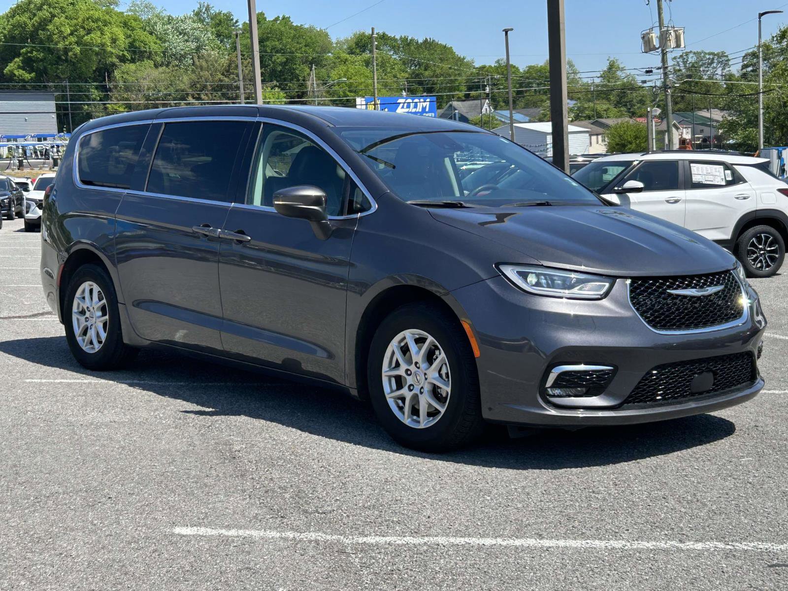 Used 2023 Chrysler Pacifica Touring-L FWD image 1