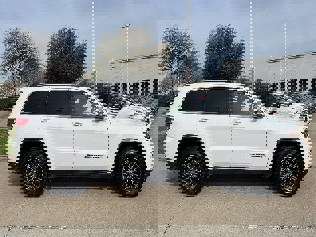 Used 2017 Jeep Grand Cherokee Limited w/ Luxury Group II image 3