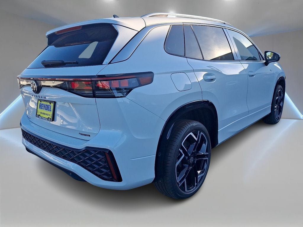 New 2026 Volkswagen Tiguan SEL R-Line AWD/4WD image 3