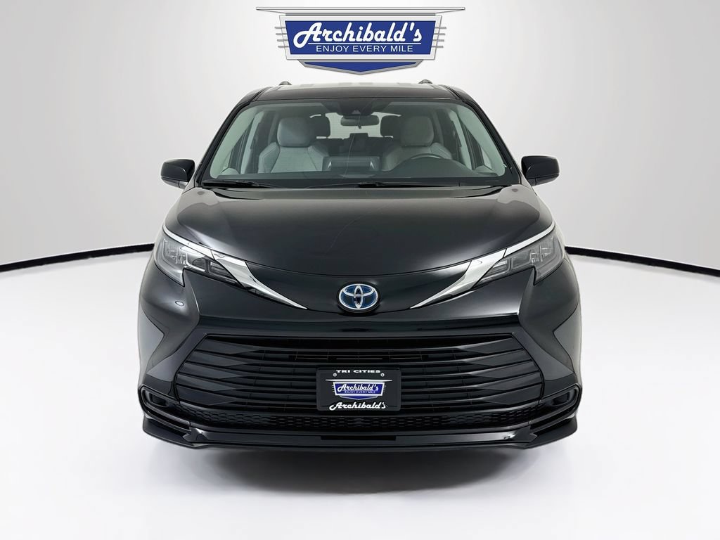Used 2024 Toyota Sienna LE FWD image 2