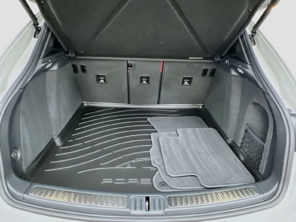 Certified 2025 Porsche Macan AWD/4WD image 28