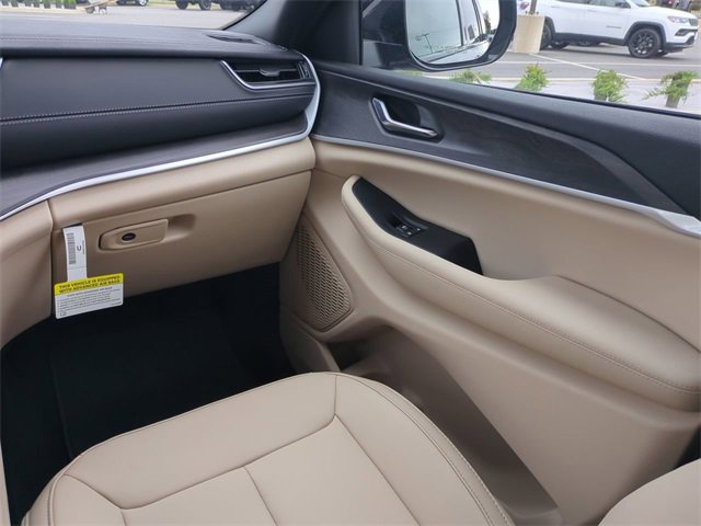 New 2025 Jeep Grand Cherokee Limited w/ Trailer Tow Package image 17