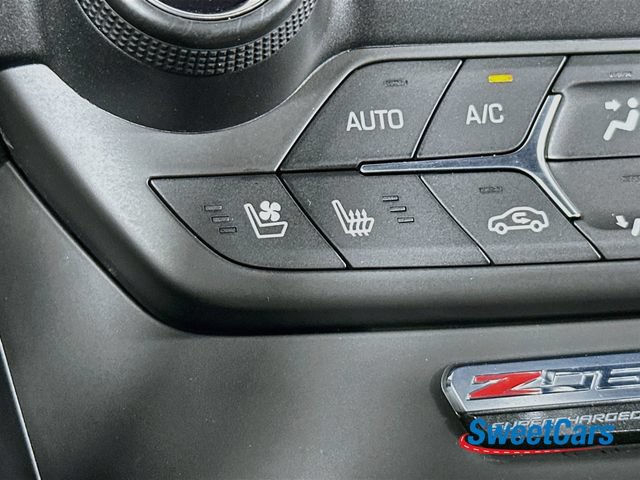 Used 2015 Chevrolet Corvette Z06 w/ 3LZ Preferred Equipment Group RWD image 27