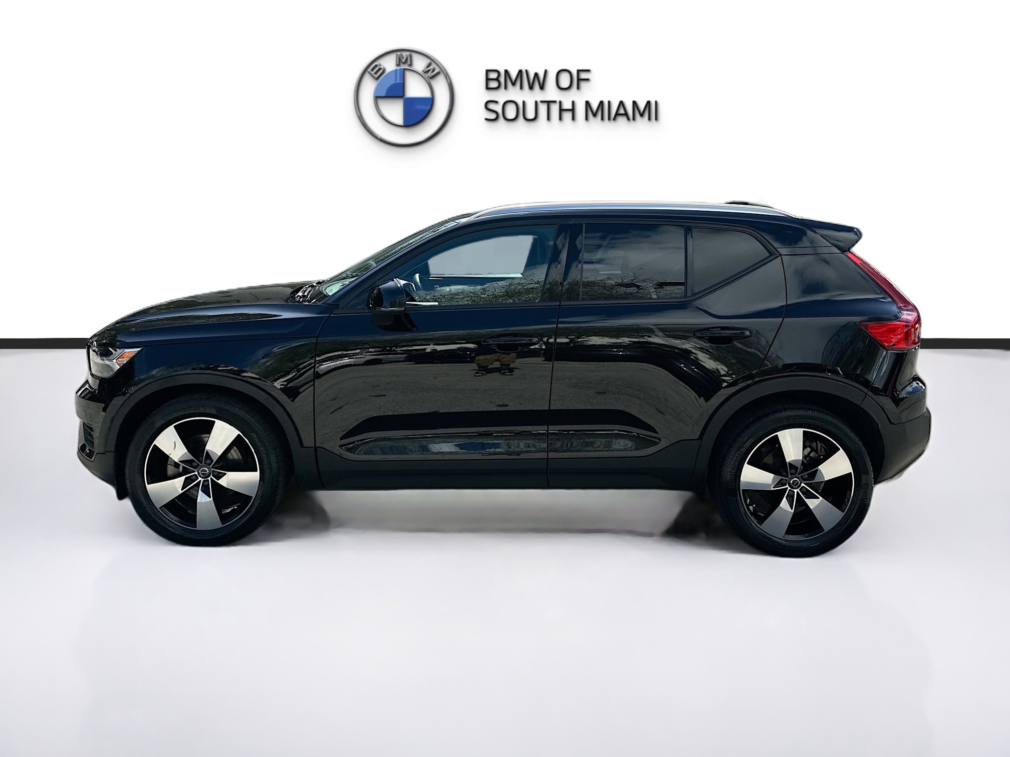 Used 2020 Volvo XC40 T5 Momentum w/ Protection Package Premier image 4