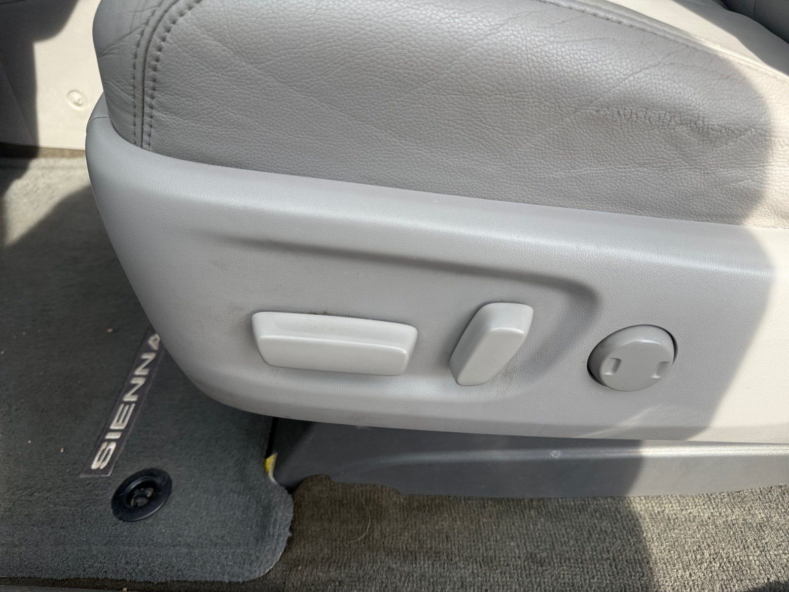 Used 2015 Toyota Sienna XLE Premium AWD/4WD image 14
