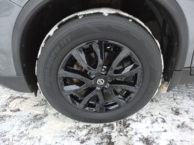 Used 2017 Nissan Rogue SV image 60