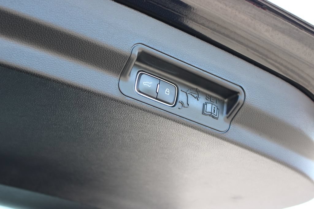 Used 2023 Ford Explorer XLT AWD/4WD image 16