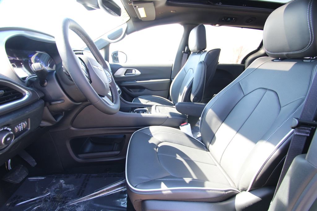 New 2026 Chrysler Pacifica Limited image 6