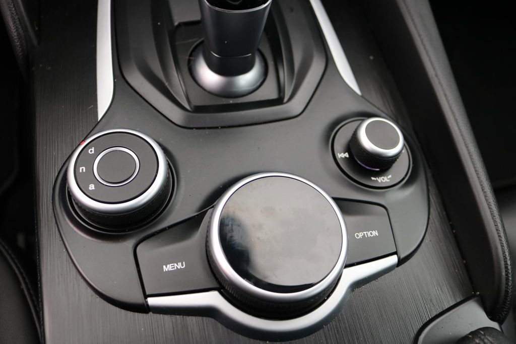 Used 2017 Alfa Romeo Giulia AWD image 17