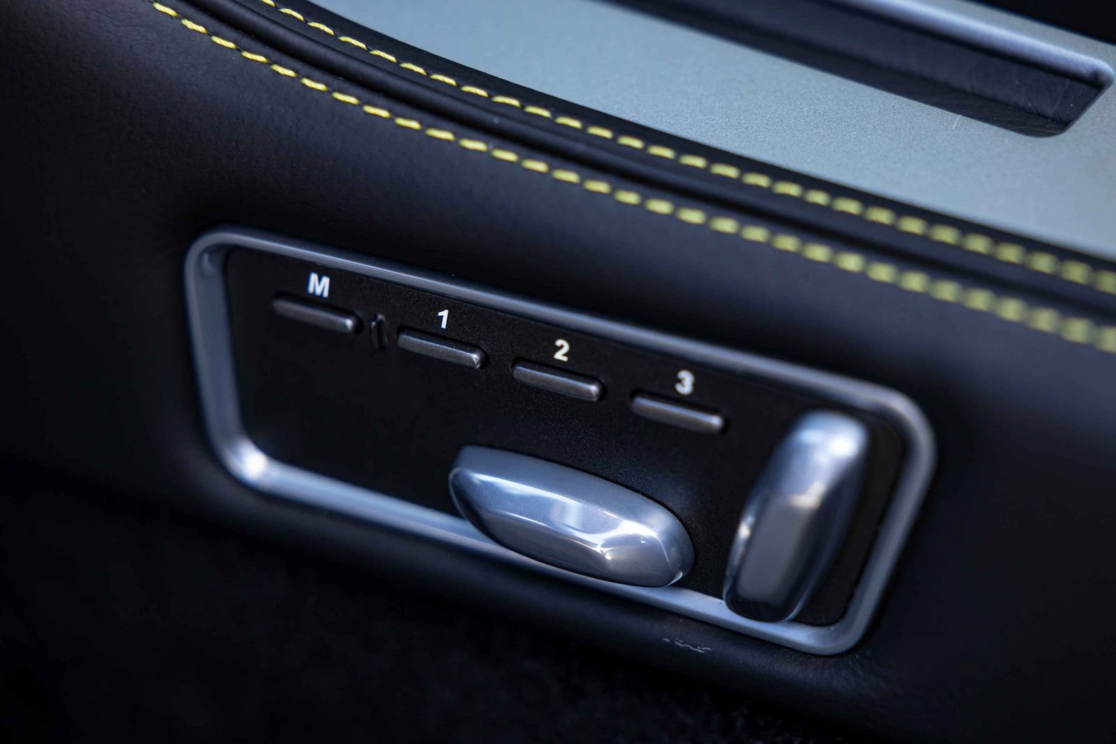 Used 2013 Aston Martin DB9 Volante RWD image 32