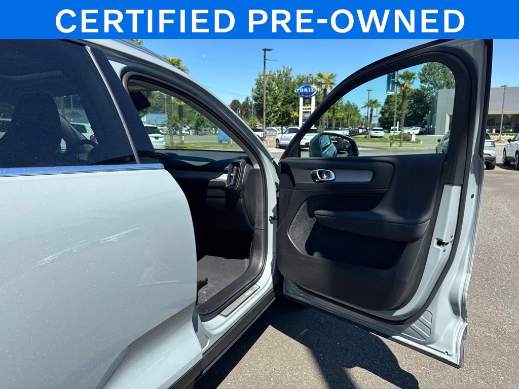 Certified 2025 Volvo XC40 B5 Plus AWD/4WD image 19