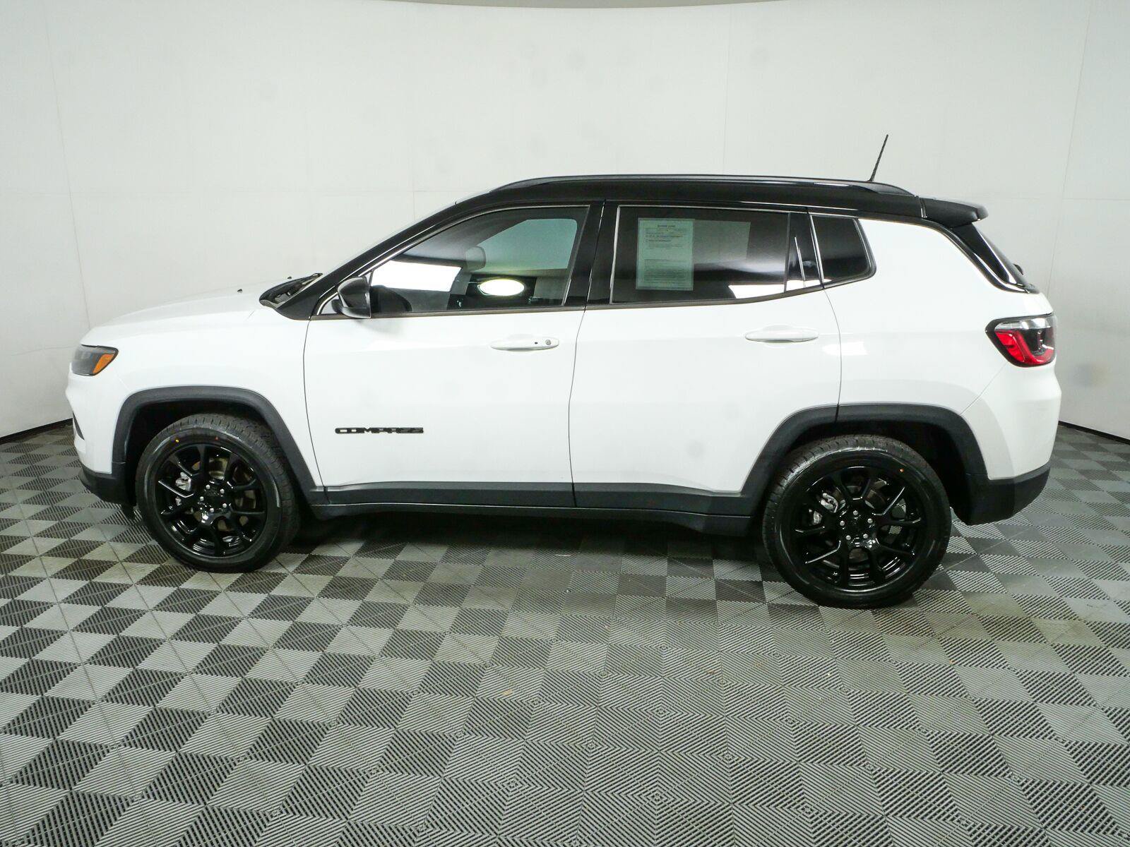 Used 2023 Jeep Compass Latitude w/ Sun and Sound Group AWD/4WD image 30