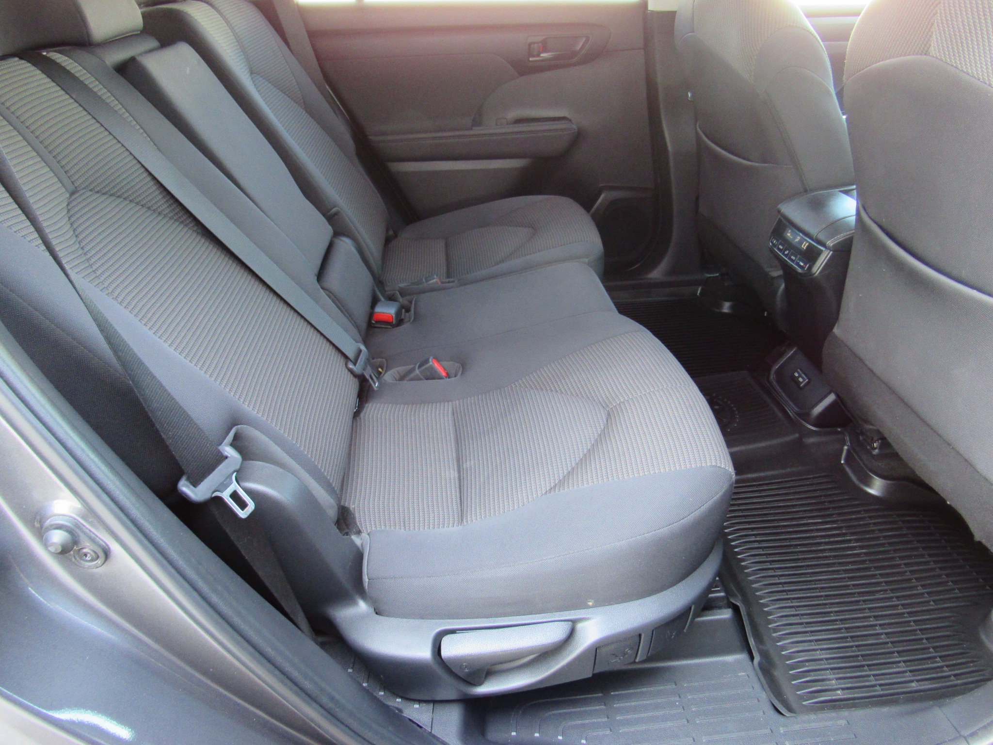 Used 2023 Toyota Highlander LE FWD image 33