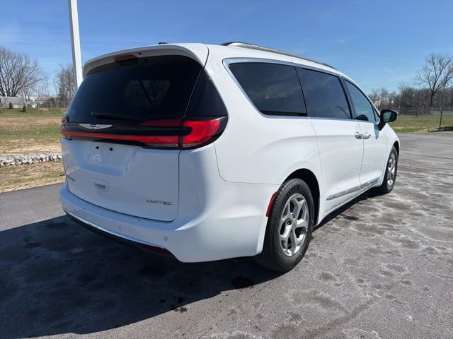 Used 2023 Chrysler Pacifica Limited FWD image 7