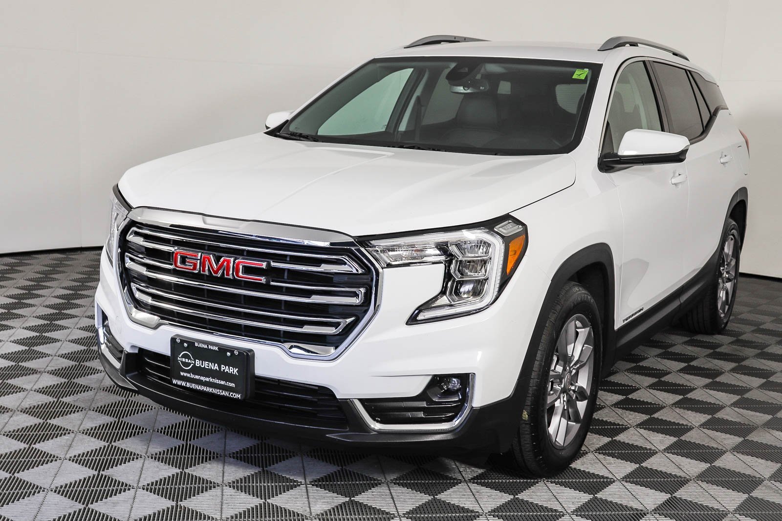 Used 2024 GMC Terrain SLT image 3