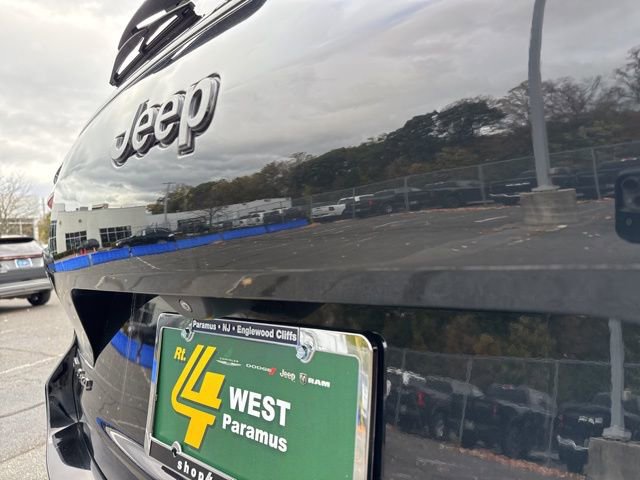 Used 2022 Jeep Grand Cherokee L Laredo image 11