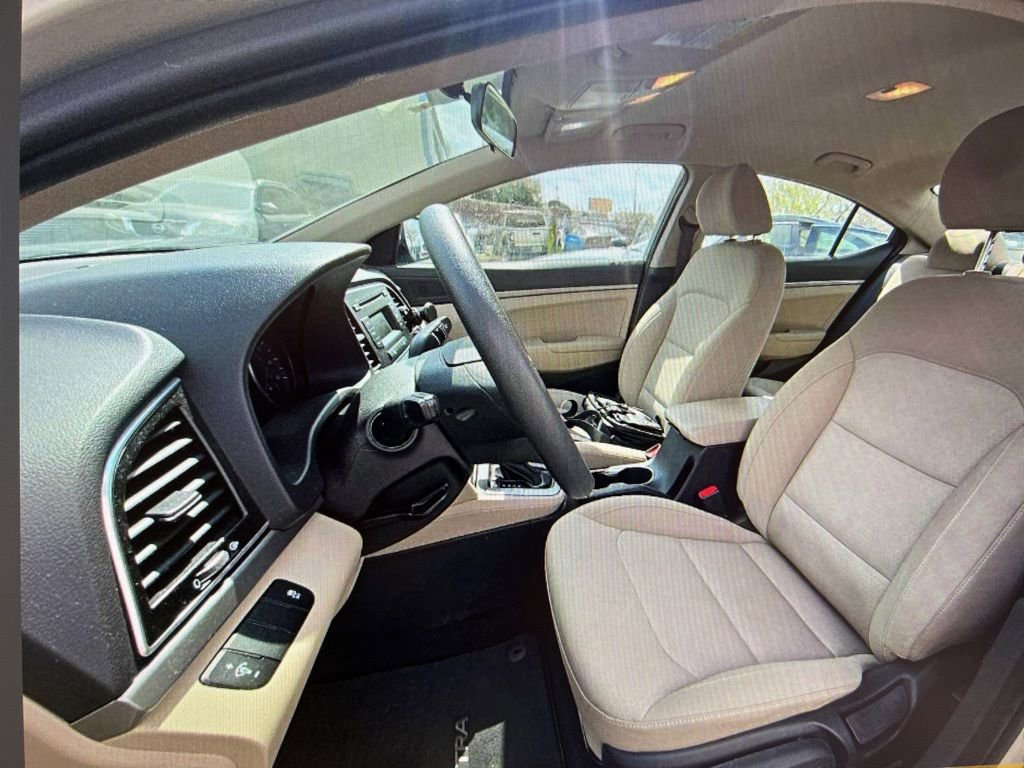 Used 2017 Hyundai Elantra SE image 2
