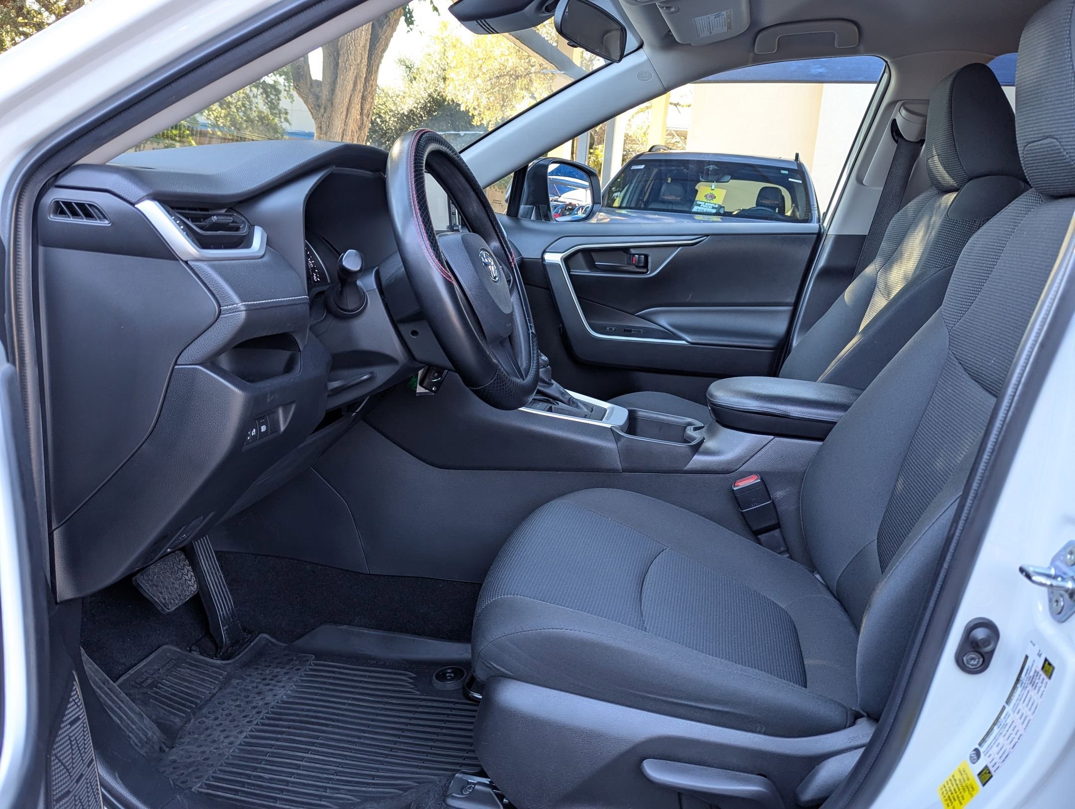 Used 2022 Toyota RAV4 LE image 10