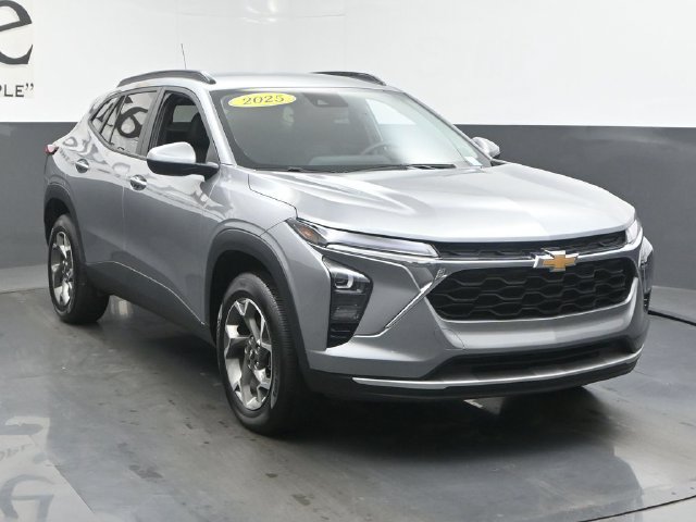 Used 2025 Chevrolet Trax LT FWD image 56