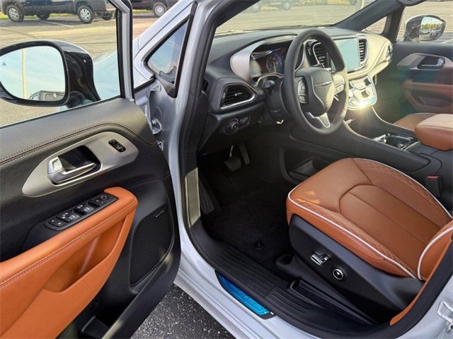 New 2026 Chrysler Pacifica Pinnacle w/ Trailer Tow Group image 19