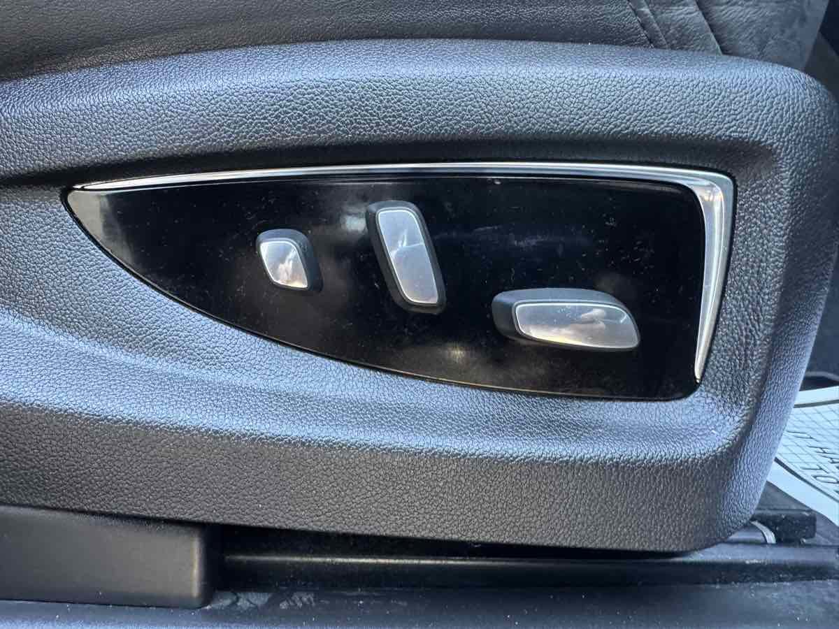 Used 2018 Cadillac Escalade Premium Luxury image 33