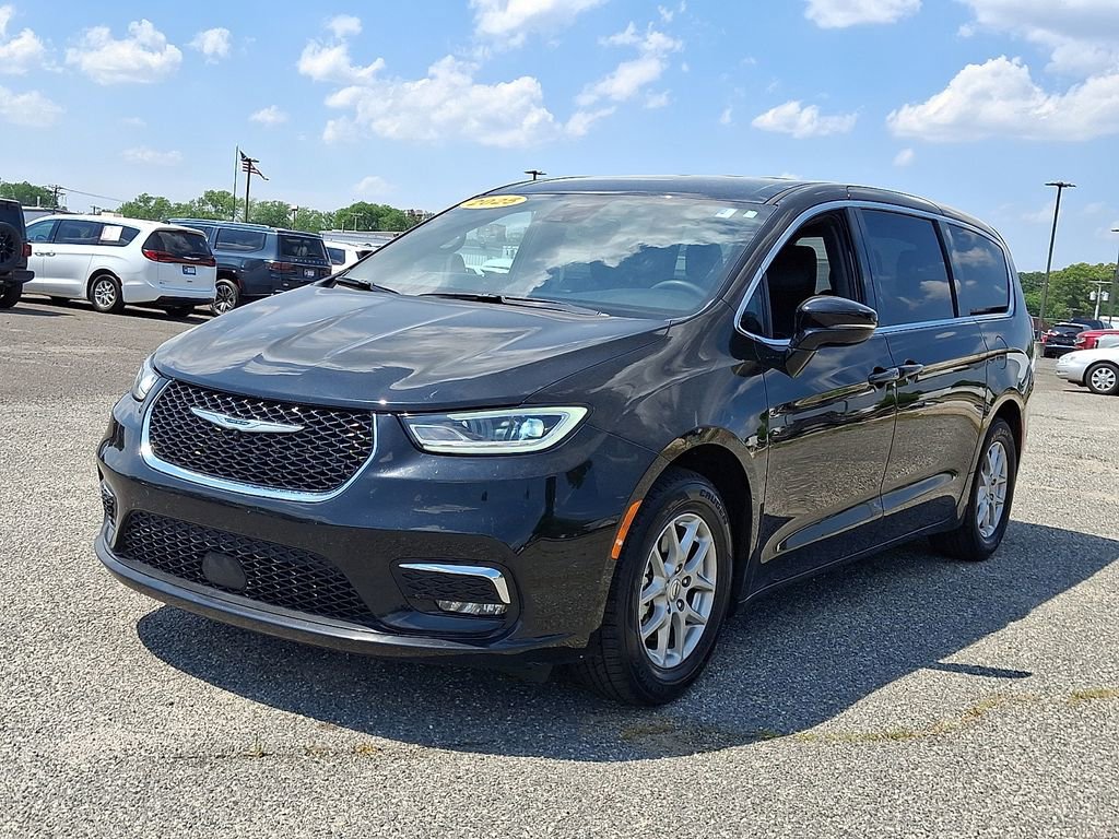 Used 2025 Chrysler Pacifica Select FWD image 5