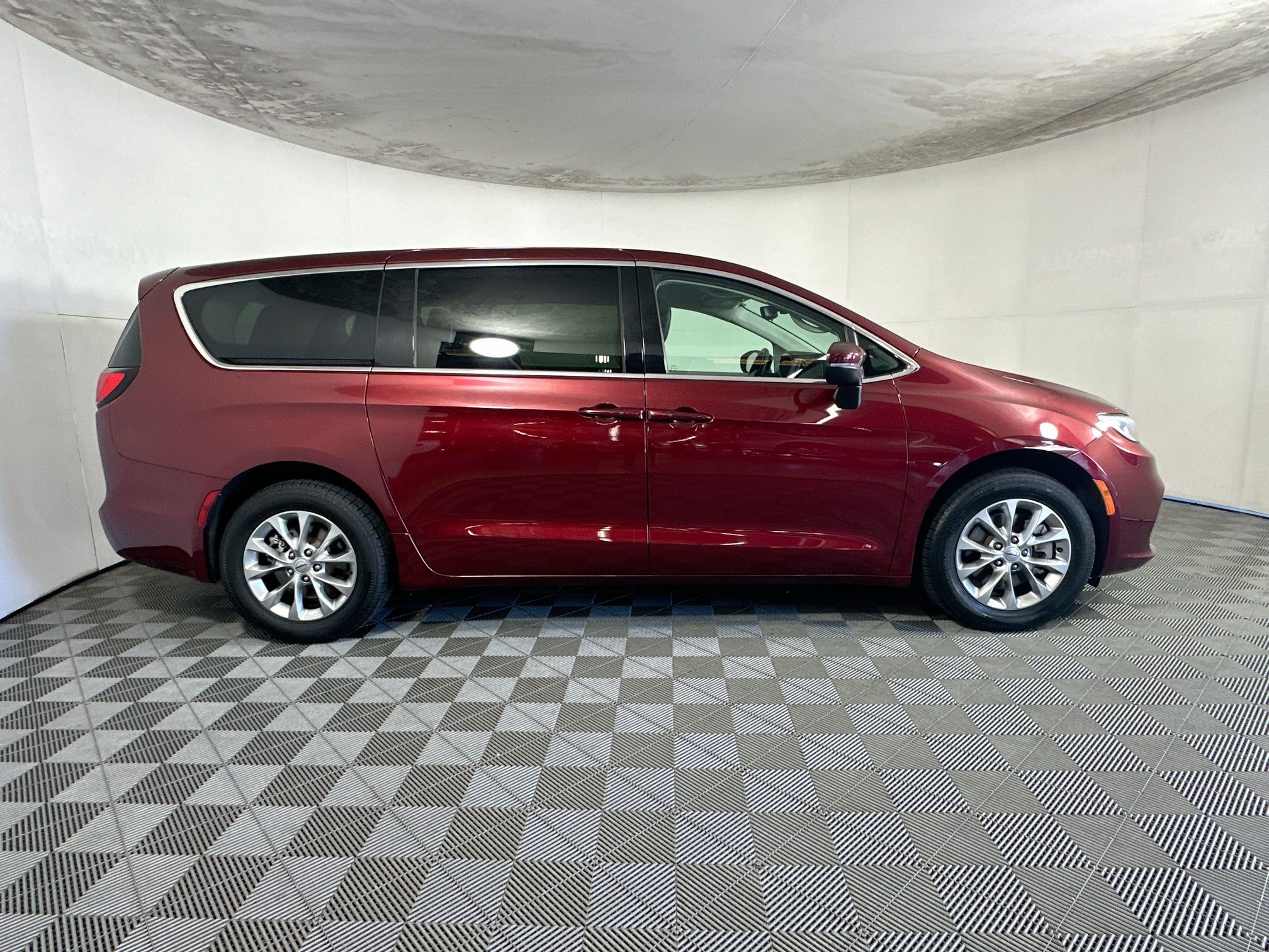 Used 2023 Chrysler Pacifica Touring-L AWD/4WD image 2