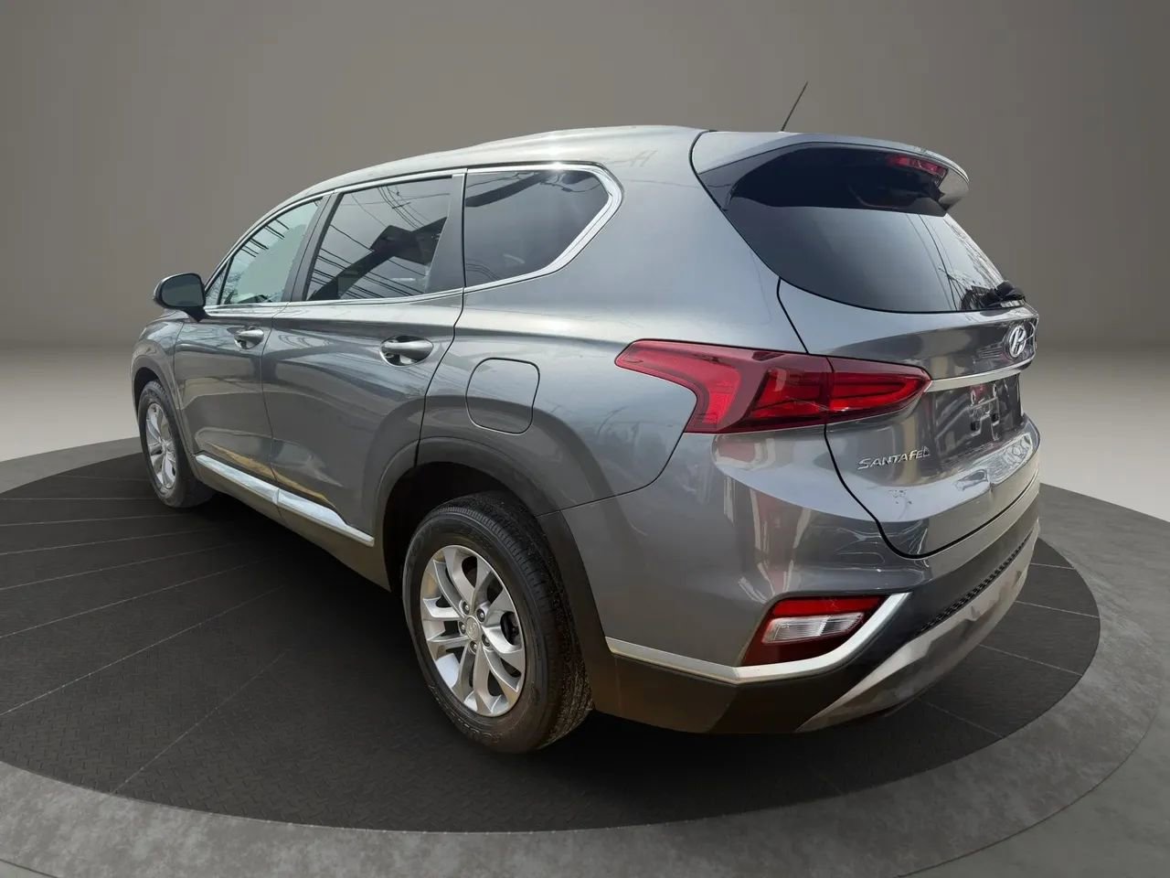 Used 2019 Hyundai Santa Fe SE FWD image 2