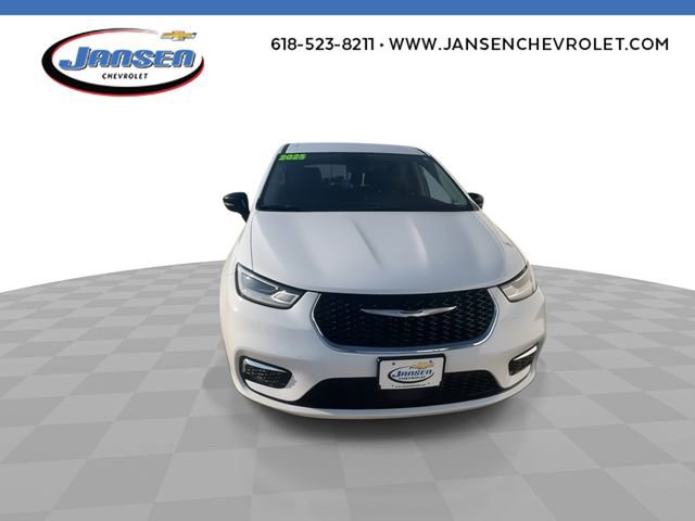 Used 2024 Chrysler Pacifica Touring-L FWD image 3