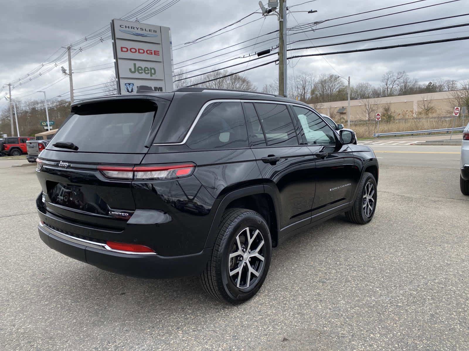 Used 2023 Jeep Grand Cherokee Limited image 3