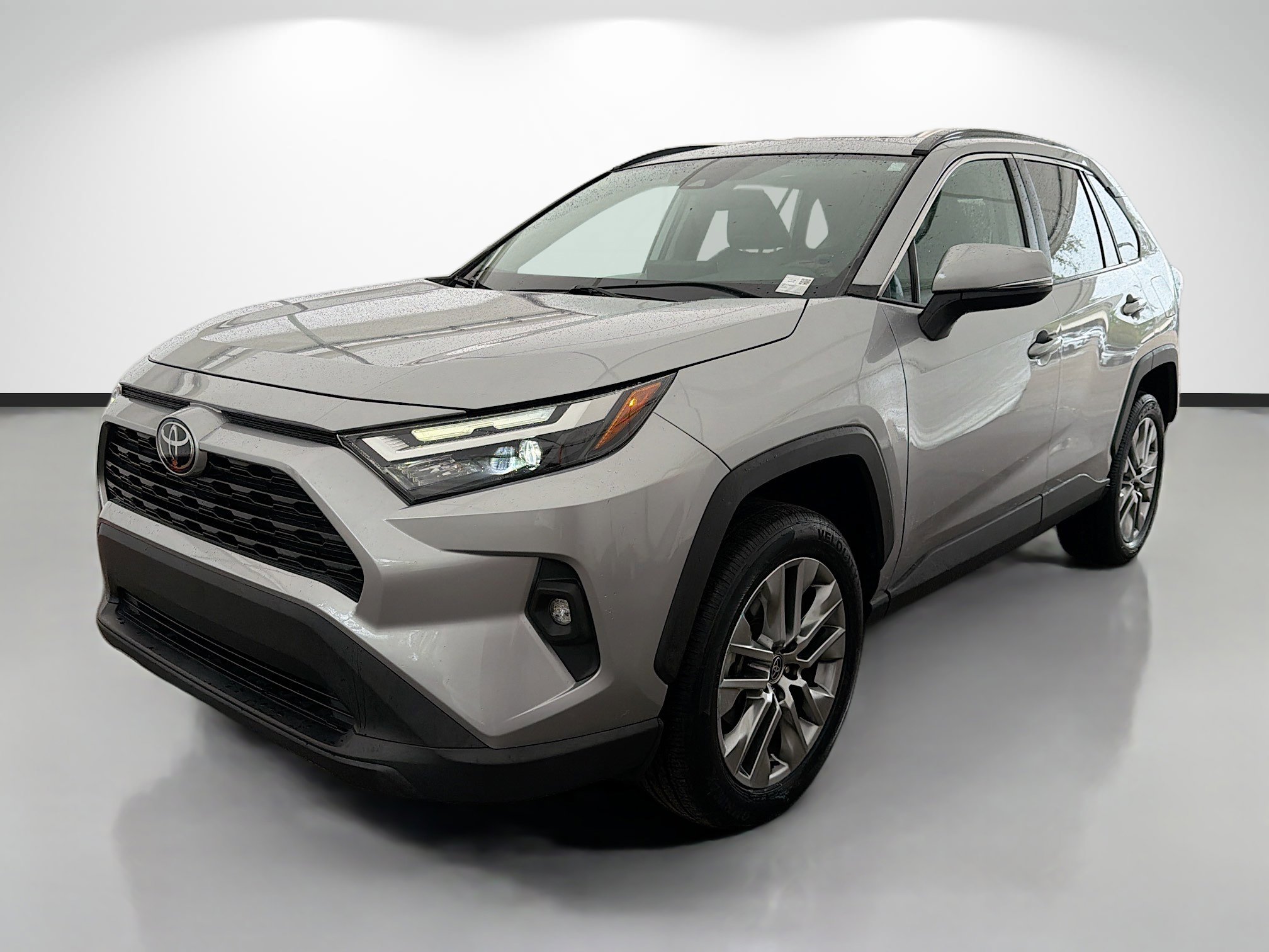 Used 2022 Toyota RAV4 XLE Premium image 7