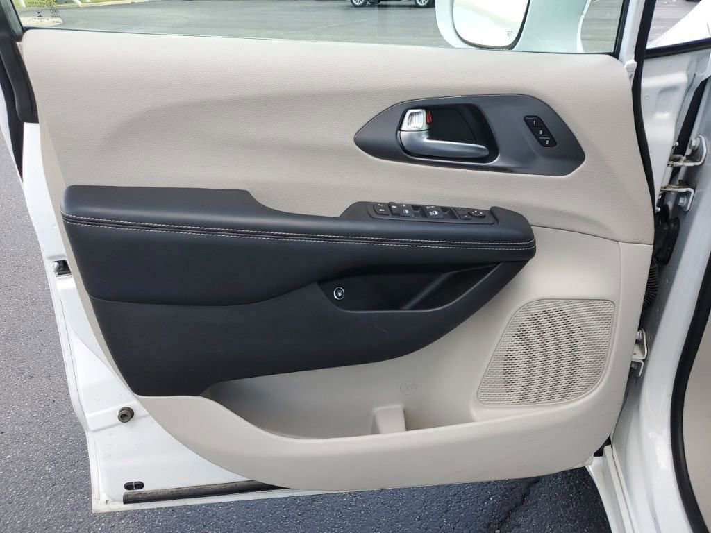 Used 2022 Chrysler Pacifica Touring-L image 29