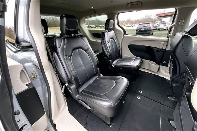 Used 2023 Chrysler Pacifica Touring-L image 24