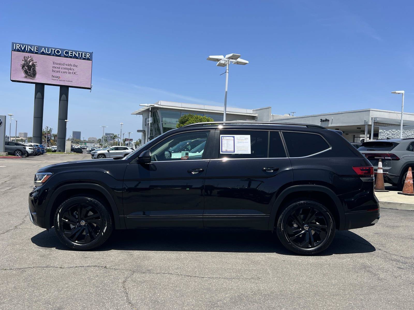 Certified 2023 Volkswagen Atlas SE w/ Panoramic Sunroof Package FWD image 2