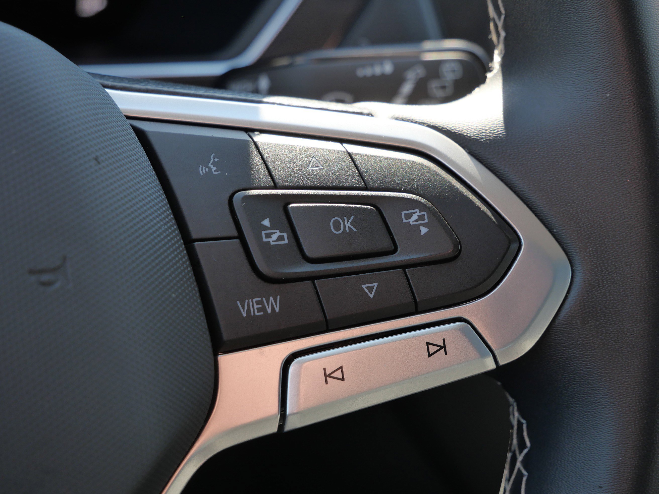 Certified 2022 Volkswagen Tiguan SE w/ Panoramic Sunroof Package image 32