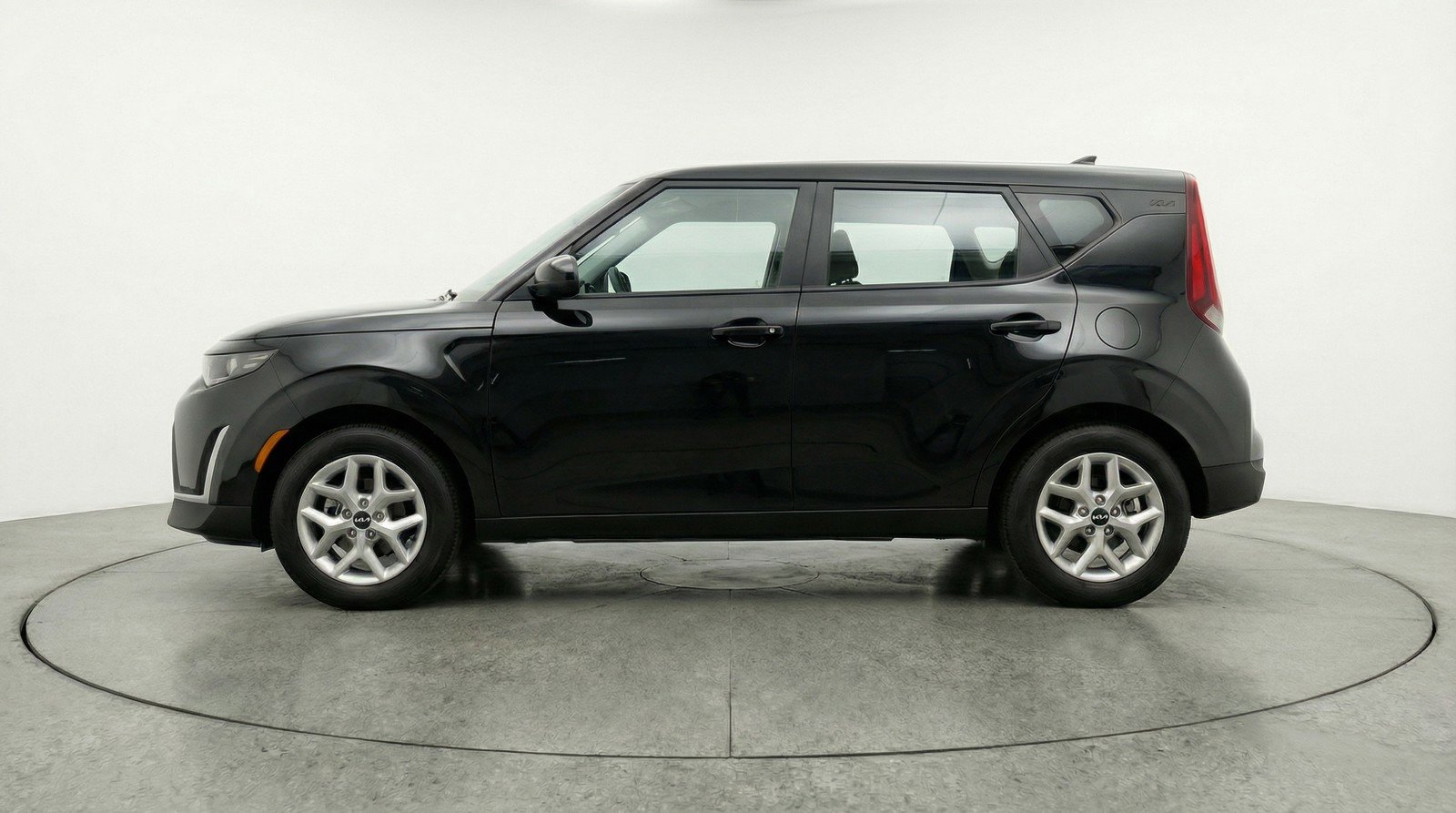 Used 2025 Kia Soul LX w/ LX Technology Package FWD image 5