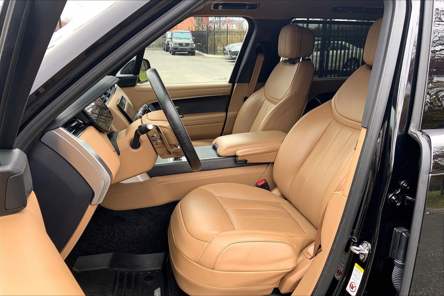 Used 2025 Land Rover Range Rover Long Wheelbase SE image 7