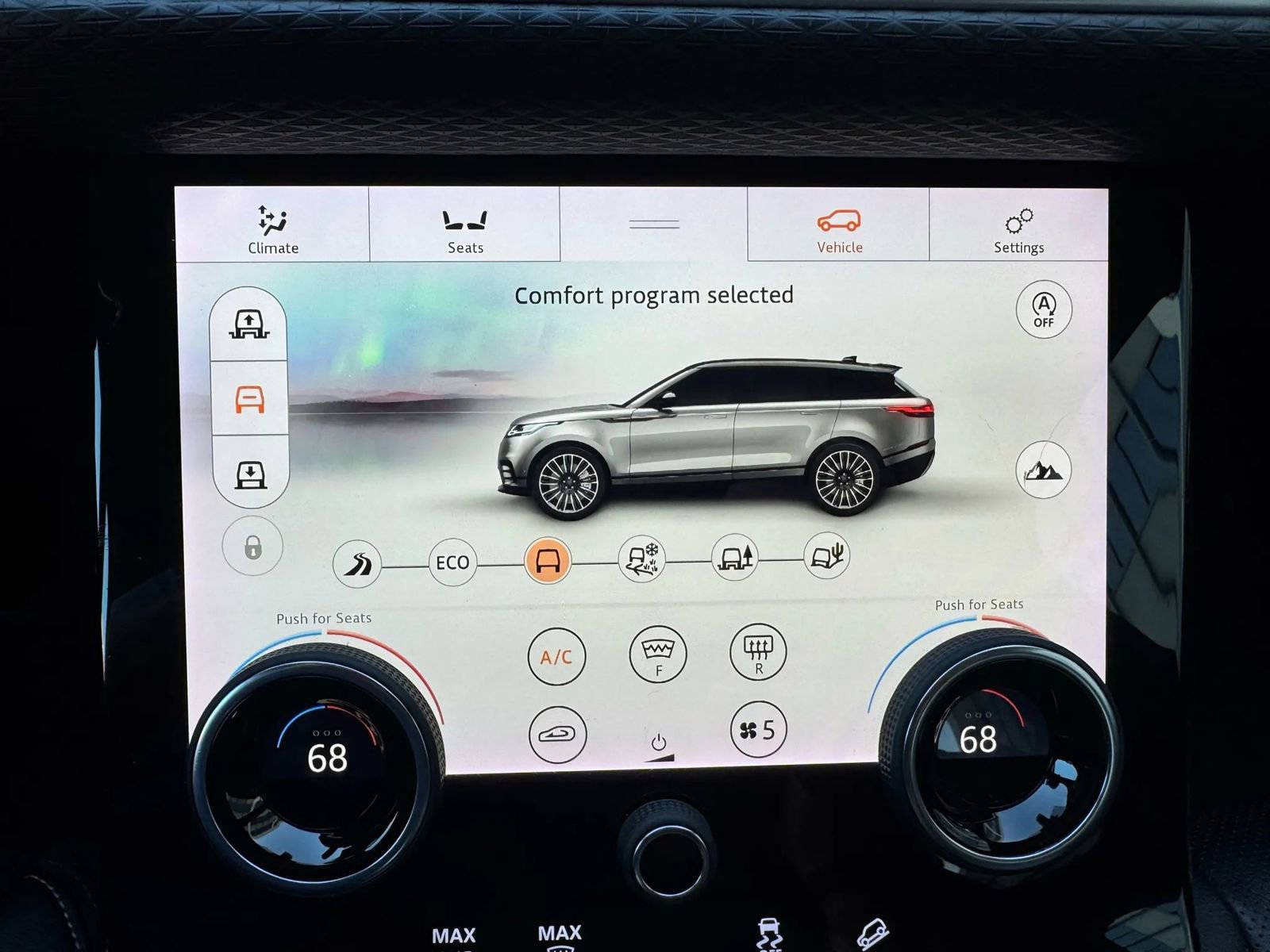 Used 2018 Land Rover Range Rover Velar R-Dynamic SE image 15